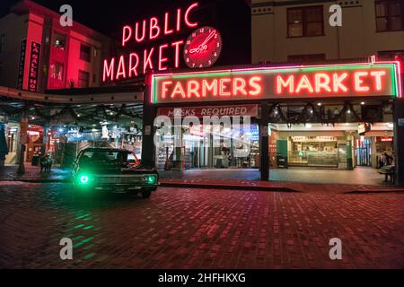 Seattle, USA. 8 Januar 2022. Ein Lowrider am Pike Place Market am Abend. Stockfoto