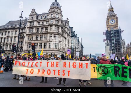 Demonstration „Kill the Bill“ im Zentrum von London vor einer Abstimmung im House of Lords. Das Gesetz über Polizei, Kriminalität, Verurteilung und Gerichte stellt eine Bedrohung für das Recht auf Protest dar. London, England, Großbritannien 15.01.2022 Stockfoto