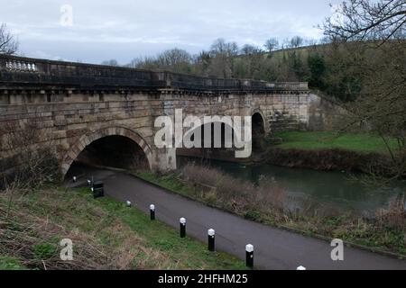 Das Avincliff Aquädukt, das den Kennet- und Avon-Kanal über den Fluss Avon führt Stockfoto