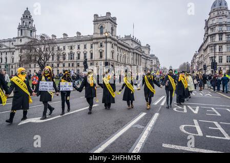 Frauen, die als Suffragetten gekleidet sind, nehmen vor einer Abstimmung im Oberhaus an der Demonstration „Kill the Bill“ vor dem Parlament Teil. Das Gesetz über Polizei, Kriminalität, Verurteilung und Gerichte stellt eine Bedrohung für das Recht auf Protest dar. London, England, Großbritannien 15.01.2022 Stockfoto