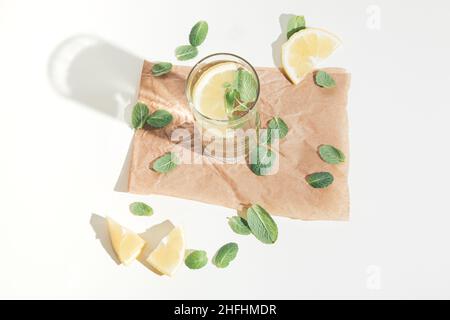 Zusammensetzung aus Minzblättern, Zitronenscheiben und Glas. Erfrischung Sommer Konzept mit Schatten. Arrangement für helle Getränke. Stockfoto