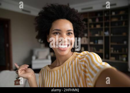 Selfie Web Kamera Ansicht junge afroamerikanische Frau zeigt Schlüssel. Stockfoto