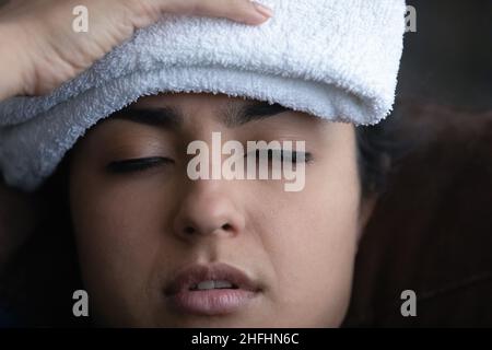 Ungesunde junge Inderin, die an hohen Temperaturen leidet. Stockfoto