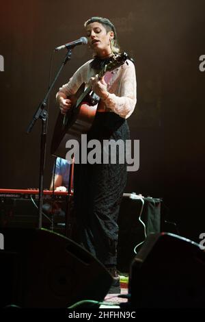 Madrid, Spanien. 16th Januar 2022. Der Sänger Travis Birds tritt während des Konzerts beim Inverfest-Festival im Circus Price in Madrid auf. Kredit: SOPA Images Limited/Alamy Live Nachrichten Stockfoto