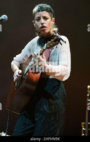 Madrid, Spanien. 16th Januar 2022. Der Sänger Travis Birds tritt während des Konzerts beim Inverfest-Festival im Circus Price in Madrid auf. Kredit: SOPA Images Limited/Alamy Live Nachrichten Stockfoto