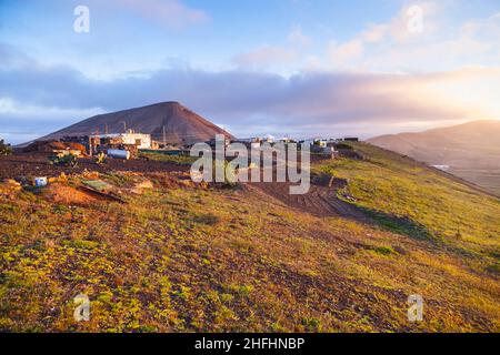 sonnenaufgang in Femes mit Blick auf die erloschenen Vulkane Stockfoto