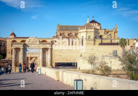 Puerta del Puente und Moschee-Kathedrale von Córdoba, von der römischen Brücke aus gesehen. Andalusien, Spanien. Stockfoto