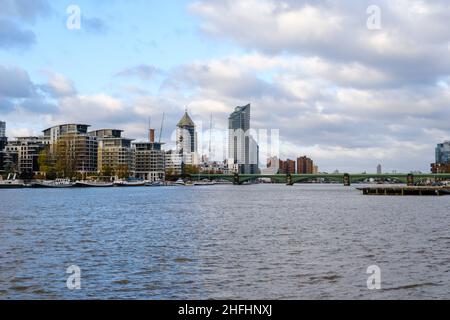 Blick auf Chelsea und Battersea Railway Bridge Stockfoto