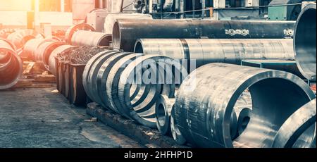 Stahlrohre und Aluminium-Edelstahlrohre in Metallfabrik, Bannerbild. Stockfoto