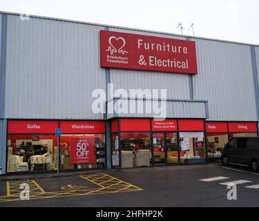 Januar 2022 - BHF Charity-Shop für Möbel und Elektro in einem Gewerbepark in Weston Super Mare, North Somerset, England, Großbritannien. Stockfoto