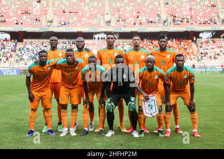 Douala, KAMERUN - JANUAR 16: Elfenbeinküste-Team posiert für Teamfoto von links oben: Eric Bailly, Franck Jessie, Simon Deli, Sebastien Haller, Ibrahim Sangare, Unten von links: Serge Aurier, Wilfried Zaha, Nicolas Pepe, Badra Ali Sangare, Jean Michael Seri, Ghislain Konan während des Afrika-Cup-Spiels der Gruppe E zwischen der Elfenbeinküste und Sierra Leone am 16 2022. Januar im Stade de Japoma in Douala, Kamerun. (Foto von SF) Kredit: Sebo47/Alamy Live News Stockfoto