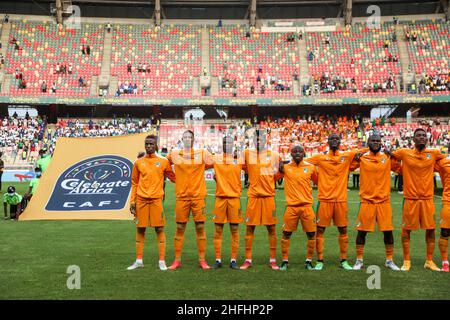 Douala, KAMERUN - JANUAR 16: Wilfried Zaha, Sebastien Haller, Nicolas Pepe, Ibrahim Sangare, Jean Michael Seri, Eric Bailly, Franck Jessie, Simon Deli von der Elfenbeinküste während des Afrika-Cup der Nations-Gruppe E-Spiels zwischen der Elfenbeinküste und Sierra Leone im Stade de Japoma am 16 2022. Januar in Douala, Kamerun. (Foto von SF) Kredit: Sebo47/Alamy Live News Stockfoto