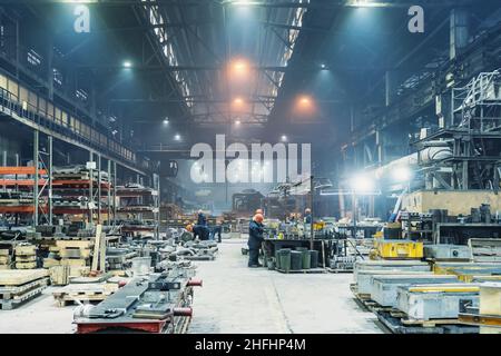 Innenraum des Werkstatthangars der Metallbearbeitungsfabrik. Moderne industrielle Unternehmensproduktion. Stockfoto