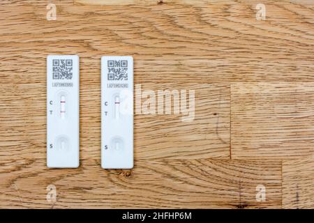 Positive und negative Tests der lateralen Durchflussvorrichtung Stockfoto