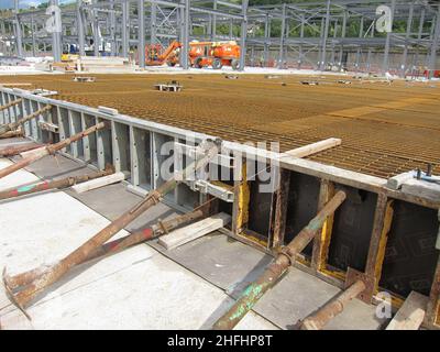 August 2011 - Neue Betonplatten für ein Projekt in Südwales Stockfoto