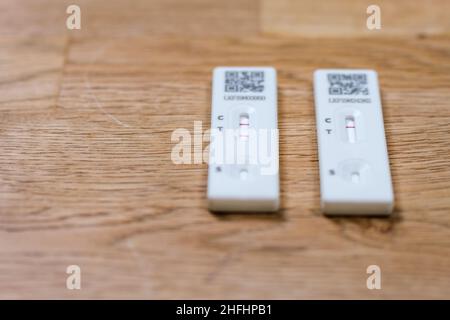 Positive und negative Tests der lateralen Durchflussvorrichtung Stockfoto