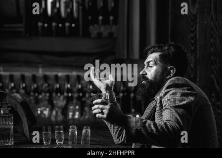 Porträt eines betrunkenen Hopstermannes mit einem Glas Cognac auf der Kneipe. Stockfoto