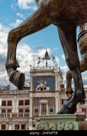 Blick von der Quadriga der Basilica di San Marco auf den Uhrenturm am Markusplatz, Venedig, Italien Stockfoto