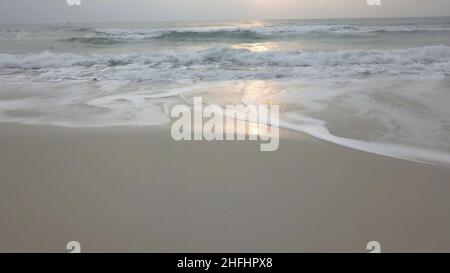 Sonnenuntergang Dämmerung Strand Welle Sonne Video. Unglaublich schöner Sonnenuntergang am Strand in Thailand. Sonne, Himmel, Meer, Wellen und Sand. Ein Urlaub am Meer. Stockfoto
