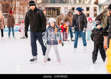 Slowakei.Bratislava.05.01.2020.Outdoor.Wintersport.Menschen Eislaufen auf der City Park Ice Rink in Europa. Genießen Sie Outdoor-Aktivitäten im Winter. Stockfoto