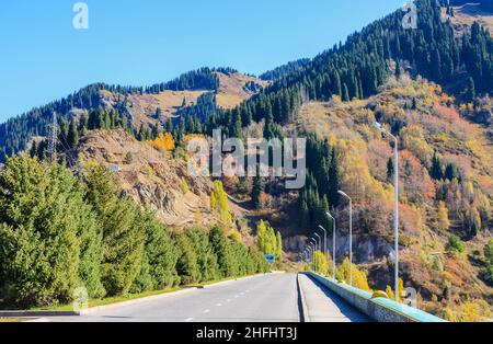Straße durch die Berglandschaft im Himalaya Zailiyskiy Alatau (Ile Alatau) Ausläufer des nördlichen Tian Shan-Gebirges oberhalb von Almaty, Kasachstan, Asien Stockfoto