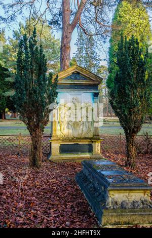 Das Grade-II-denkmalgeschützte Freshfield-Familiendenkmal auf dem Brookwood South Cemetery, Brookwood, in der Nähe von Woking, Surrey, England Stockfoto