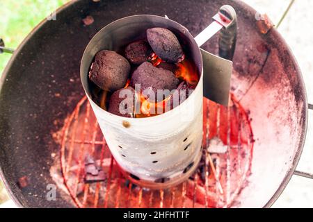 Holzkohlenfeuer in intensiver Hitze bereit für den Grill Stockfoto