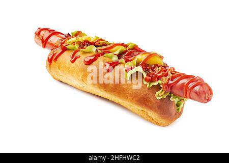 Hotdog mit riesiger Wurst, Salat und eingelegten Paprika auf Weiß Stockfoto