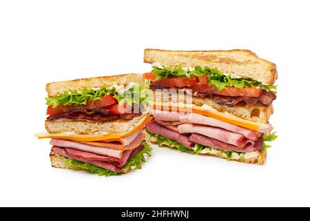 Zwei Stücke Club Sandwich auf weiß Stockfoto