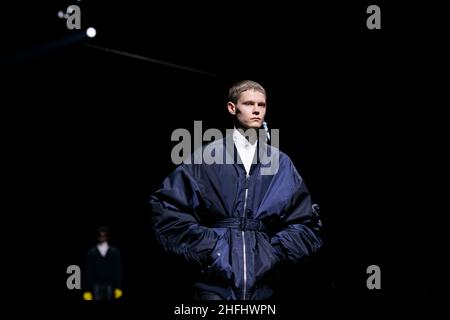 Mailand, Italien. 16th Januar 2022. PRADA Herren Herbst/Winter 2022-23 Start- und Landebahn während der Milan Fashion Week Menswear 2022. Januar - Milan, Italy 16/01/2022 Credit: dpa picture Alliance/Alamy Live News Stockfoto