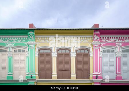 George Town, Penang, Malaysia - Jan 3rd 2022: Reihe von bunten historischen Häusern in George Town, Penang. Stockfoto