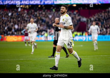 London, Großbritannien. 16th Januar 2022. Mateusz Klich von Leeds United feiert, nachdem er 4th Tore seiner Seiten erzielt hat, aber es ist vom VAR nicht erlaubt und ausgeschlossen. Premier League-Spiel, West Ham Utd gegen Leeds United am Sonntag, 16th. Januar 2022, im Londoner Stadion im Queen Elizabeth Olympic Park in London. Dieses Bild darf nur für redaktionelle Zwecke verwendet werden. Nur zur redaktionellen Verwendung, Lizenz für kommerzielle Nutzung erforderlich. Keine Verwendung bei Wetten, Spielen oder Veröffentlichungen in einem Club/einer Liga/einem Spieler. PIC von Lewis Mitchell/Andrew Orchard Sports Photography/Alamy Live News Credit: Andrew Orchard Sports Photography/Alamy Live News Stockfoto