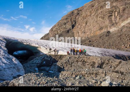 Jokulsarlon Island - März 6. 2021: Touristen auf dem Weg zu einer Eishöhle im Breidamerkurjokull Gletscher Stockfoto