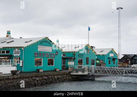 Reykjavik Island - Mai 29. 2021: Restaurants in alten renovierten Gebäuden am Meer Stockfoto