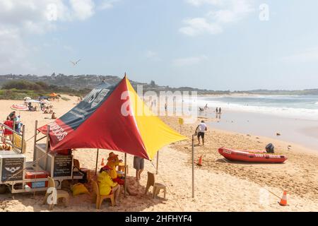 Surfershelfer und Schattenzelt am Dee Why Beach Sydney an einem Sommertag, Sydney, NSW, Australien Stockfoto