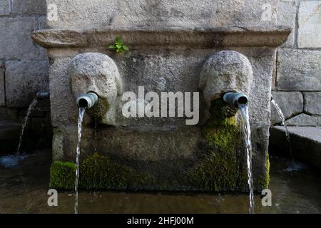 Wasserbrunnen entlang des Camino Portuguese in TUI, Spanien. Diese Pilgerroute des Jakobswegs verläuft nördlich von der Stadt Porto, Portugal Stockfoto