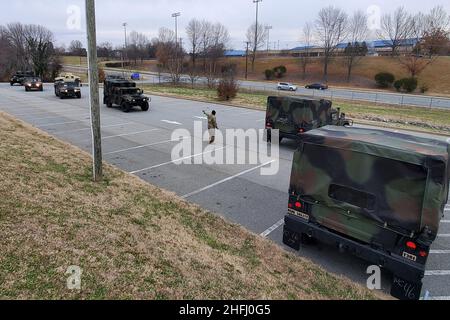Soldaten der 113th Sustainment Brigade der North Carolina National Guard werden auf Befehl des Gouverneurs im NCNG Readiness Center in Greensboro, North Carolina, für den Wintersturm Izzy, 15. Januar 2022 eingesetzt. Die fast 40 Soldaten werden All Hazard Response Teams und anderen Truppenpaketen zugewiesen, um die Reaktion der lokalen Behörden auf einen erheblichen Wintersturm in der Region zu unterstützen. Stockfoto
