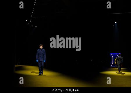 Mailand, Italien. 16th Januar 2022. PRADA Herren Herbst/Winter 2022-23 Start- und Landebahn während der Milan Fashion Week Menswear 2022. Januar - Milan, Italy 16/01/2022 Credit: dpa picture Alliance/Alamy Live News Stockfoto