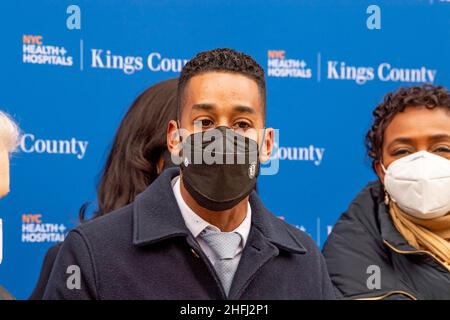 BROOKLYN, NY - 16. JANUAR: Antonio Reynoso, Präsident von Brooklyn Borough, spricht am 16. Januar 2022 vor dem Kings County Hospital in Brooklyn auf einer Pressekonferenz zur Gesundheit von Müttern in New York City. Senator Gillibrand wird von Bürgermeister Adams, der Rep. Clarke und dem Präsidenten von Brooklyn Borough, Antonio Reynoso, unterstützt, halten eine Pressekonferenz vor dem Kings County Hospital in Brooklyn ab, um kritische Finanzmittel zur Bekämpfung der Müttersterblichkeitskrise unter schwarzen Frauen und zur Beseitigung von Rassenverzerrungen in der Mütterpflege zu fordern. Kredit: Ron Adar/Alamy Live Nachrichten Stockfoto