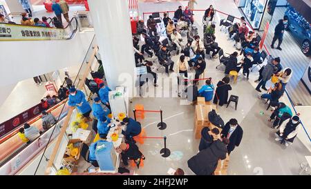 Fotoausstellung Menschen warten in einer langen Schlange auf eine Impfung gegen COVID-19 in Shanghai, China, 16. Januar 2022. Stockfoto