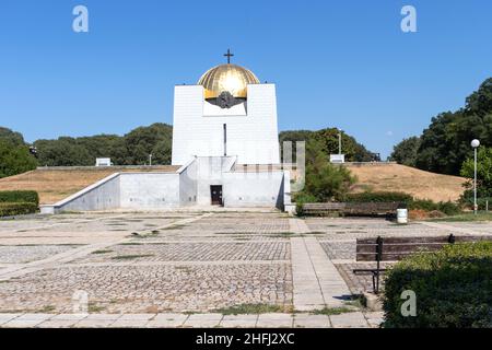 RUSE, BULGARIEN - 15. AUGUST 2021: Pantheon der Helden der Nationalen Wiedergeburt in der Stadt Ruse, Bulgarien Stockfoto