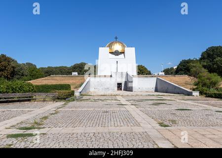 RUSE, BULGARIEN - 15. AUGUST 2021: Pantheon der Helden der Nationalen Wiedergeburt in der Stadt Ruse, Bulgarien Stockfoto