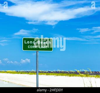 Straßenschild Long Beach am Highway 90 in Pass Christian Stockfoto