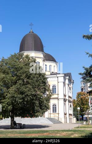 RUSE, BULGARIEN - 15. AUGUST 2021: Kirche Allerheiligen im Zentrum der Stadt Ruse, Bulgarien Stockfoto