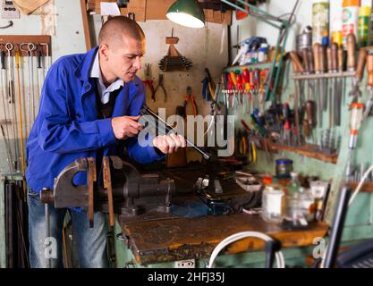 Facharbeiter der Waffenwerkstatt Reparatur von Kleinkaliber-Handfeuerwaffen Stockfoto