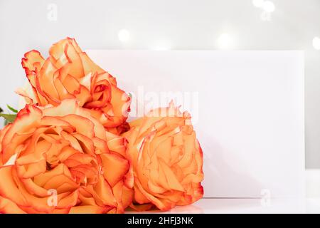 Bouquet von gelben Rosen und Grußkarte. Valentinstag Geschenk-Konzept, Ort für Text. Stockfoto