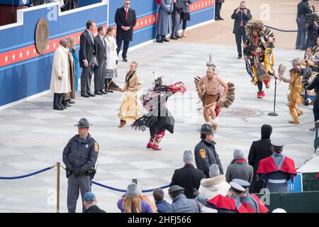 15. Januar 2022. Segnung des Bodens durch die Indianerstämme von Virginia bei der Eröffnungszeremonie von Gouverneur Glenn Youngkin. Richmond VA, USA Stockfoto