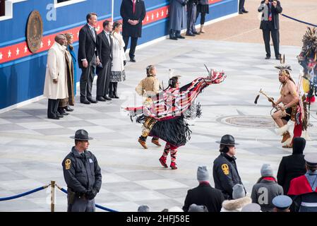 15. Januar 2022. Segnung des Bodens durch die Indianerstämme von Virginia bei der Eröffnungszeremonie von Gouverneur Glenn Youngkin. Richmond VA, USA Stockfoto