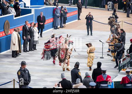 15. Januar 2022. Segnung des Bodens durch die Indianerstämme von Virginia bei der Eröffnungszeremonie von Gouverneur Glenn Youngkin. Richmond VA, USA Stockfoto