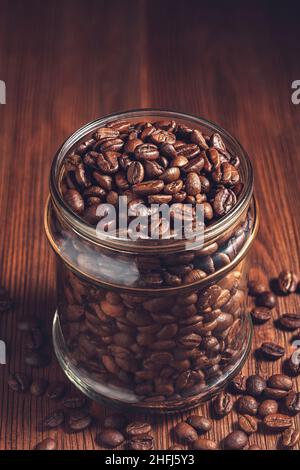 Glas mit Kaffeebohnen Stockfoto